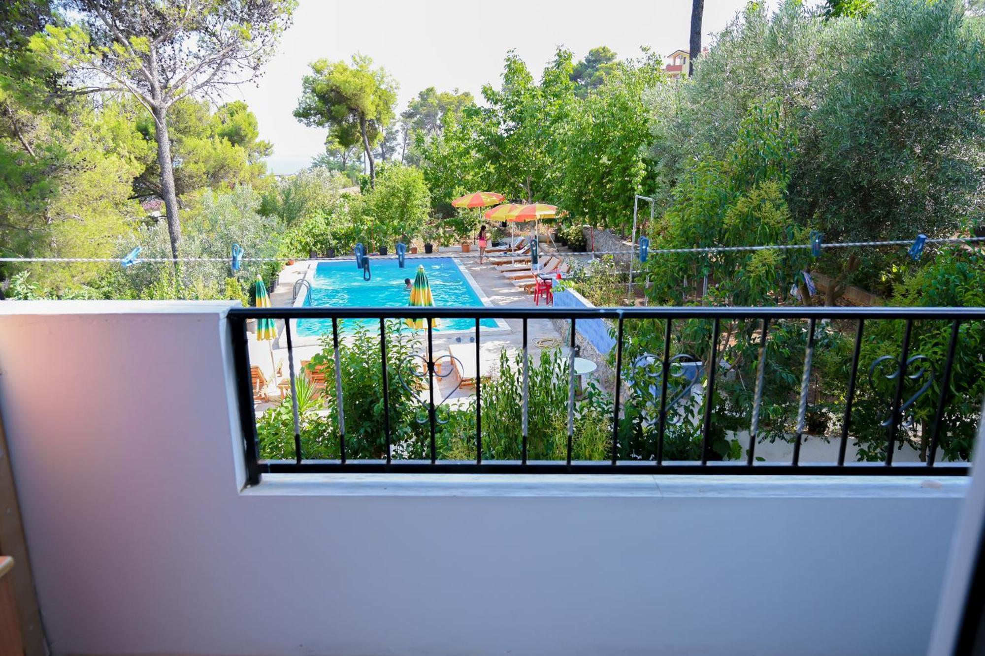 Gini Palace - *