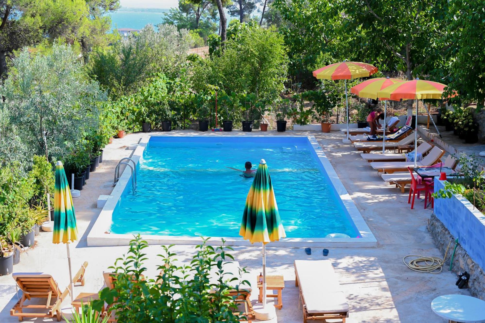 Gini Palace - *